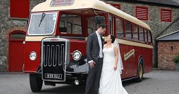 Transport dla gości weselnych - czy wynajem busów to dobra idea?