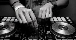 DJ na wesele  - czym kierować się przy jego wyborze i kiedy rozpocząć poszukiwania?